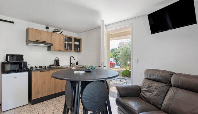 Studio "Les Iris" with Shared Terrace, Communal Garden, and Wi-Fi