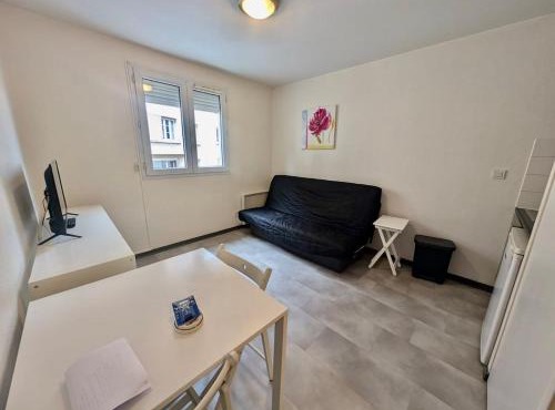 Studio near train station and downtown with free parking in Grenoble