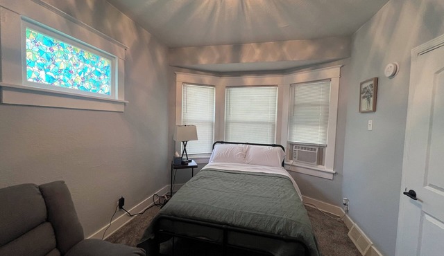 Stunning Lower 2-bedroom unit is located in city of Milwaukee