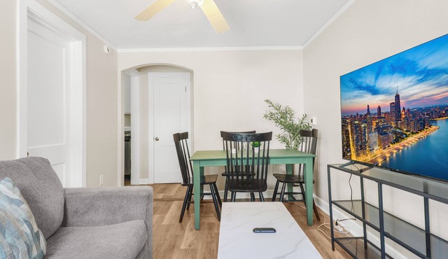 Stylish 1 Bedroom Apartment in Downtown Highood, Walk to Train station!