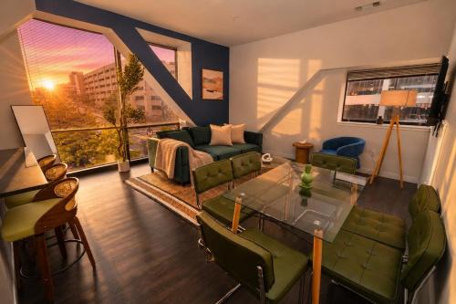 Stylish 2BR Escape - 10 minutes walk to RiverWalk
