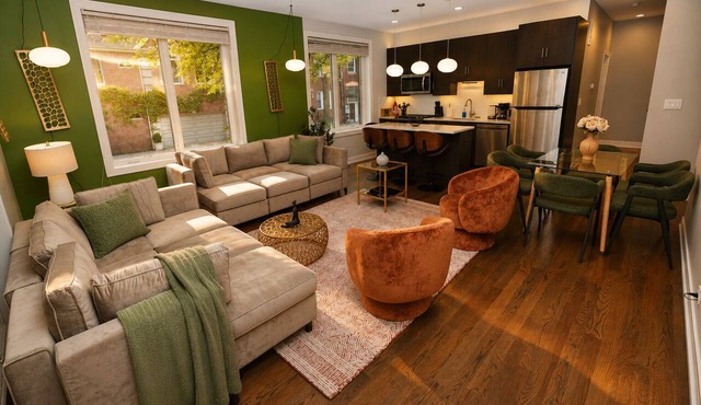 Stylish 5BR West Loop Retreat with Optional Parking