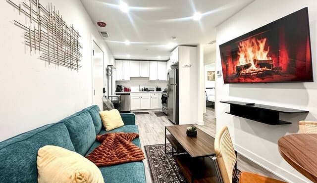Stylish Berwyn Retreat - 15 Min to Midway - Easy Access to Chicago