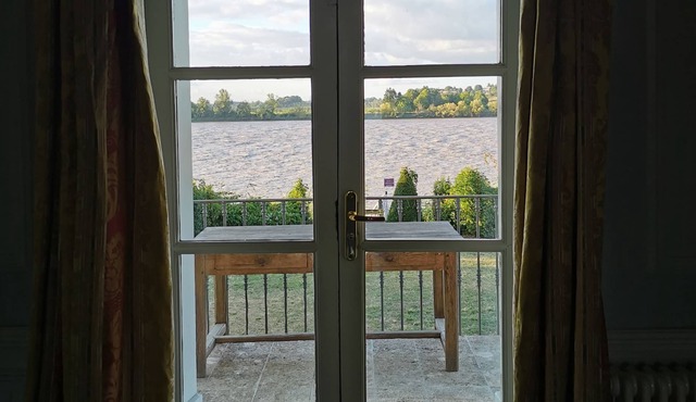 Sublime Chateau with swimming pool, near Bordeaux