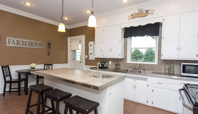 SW Michigan Gateway to Wine Country. August dates and Labor Day available.