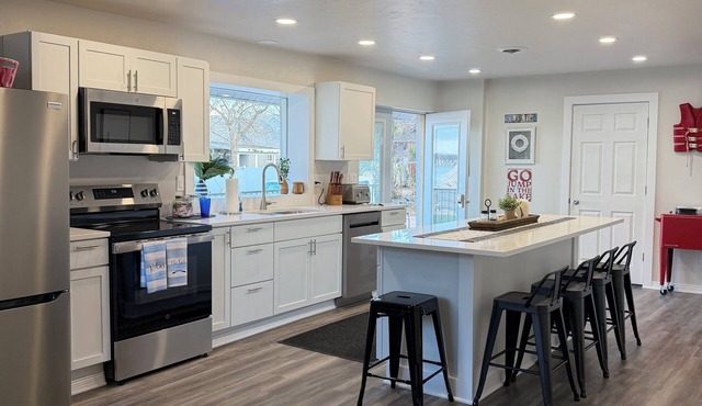 The Beckman Bungalow - Lakeside 2-bedroom Home