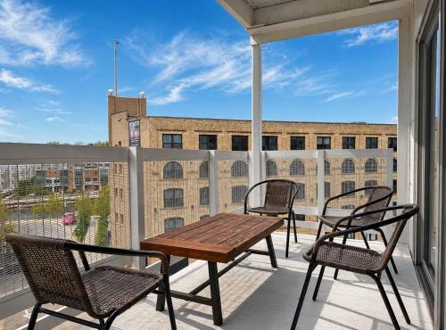 The Brady Corner Suite - Near Fiserv with Balcony - Sleeps 4