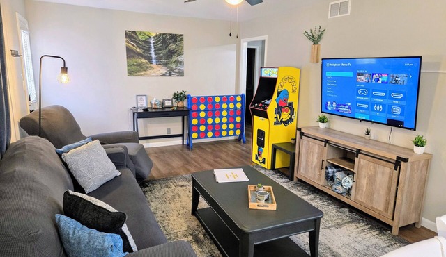 The Ottawa Escape! King Bed. Pet Friendly! Close to downtown.