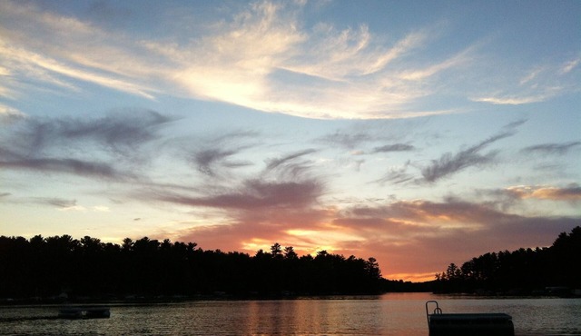 The Perch on Round Lake, freshly renovated, outdoor fun, great restaurants!