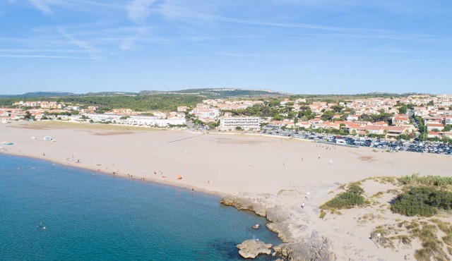 Tranquil Beachfront Unit: Comfort, Full Kitchen, Near Saint Pierre La Mer Beach