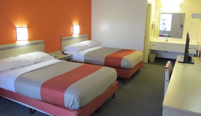 Travelodge by Wyndham Lansing