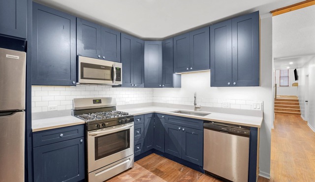 UIC /Pilsen - Delightful 2 Bed 1 Bath Condo WITH FREE PARKINGnn