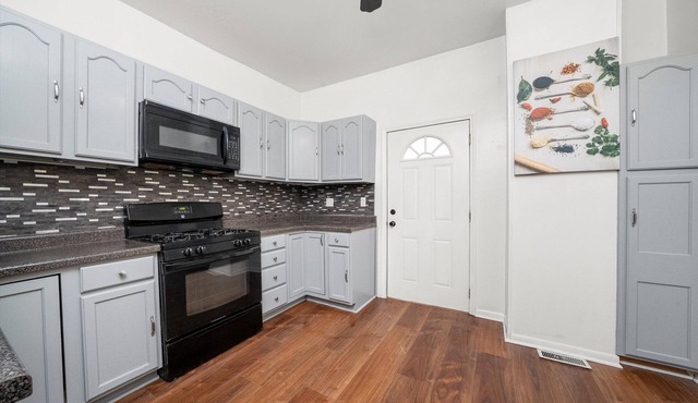 UIC /Pilsen - Trendy 1 Bed 1 Bath Flat WITH FREE PARKING
