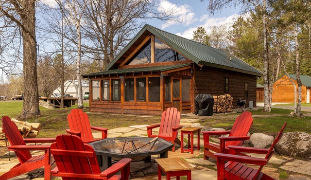 Unique Timber frame Cabin-lake access-private boat dock in Hackensack