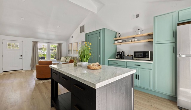 (Unit B) Lakeside Home Close To Private Association Beach!