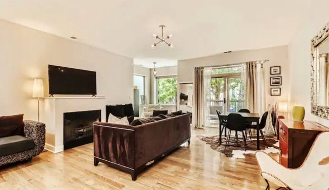 University of Chicago Condo-Upgraded and Spacious w/Parking