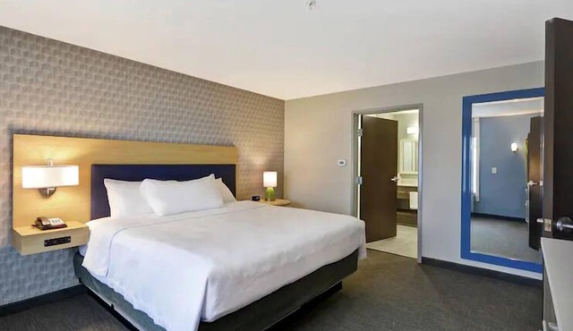 Urban Oasis: 2 Pet-friendly Accommodation in Michigan | Onsite Pool, Breakfast!