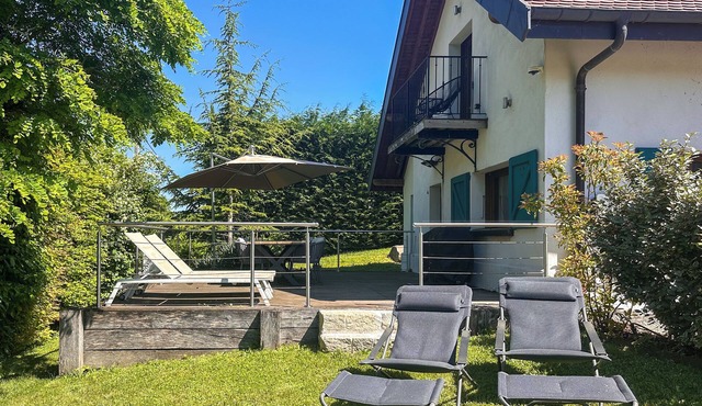 Villa 200 m from Lake Annecy with terrace and parking