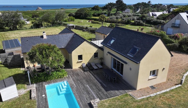 Villa, heated pool, hammam, 200m from the beach, 8 people, sea view