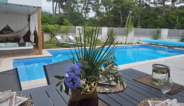 Villa Maripa, an exotic oasis with a pool and hot tub, near the beach, sleeps 6