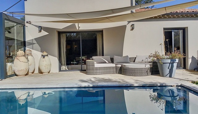 Villa Moderne à Saumane-de-vaucluse : Élégance Contemporaine, Proximité du Golf