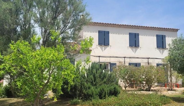 Villa provençale à Arles avec piscine privée et vue jardin.