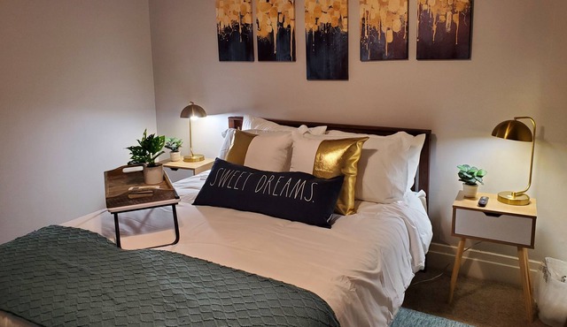 Vintage Pet Friendly Apt /5 blks to Fox River/ FREE WIFI, Parking, Laundry
