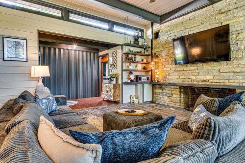 Walk to Dtwn Rockville! Prairie-Inspired Retreat