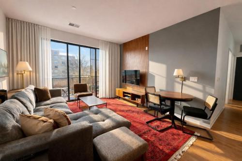 Walker's Point Designer 2BR · Prime Location with Balcony and Gym · Sleeps 6