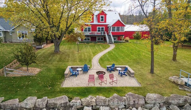 Waterfront Family Retreat on Green Bay w/kayaks