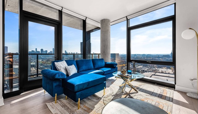 West Loop Balconied 2BR for Upscale Tours