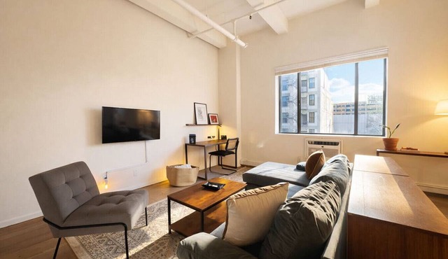 Westown Studio Apt Near Fiserv, Baird, and Theater District