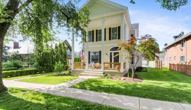 White House on Wisconsin-Main House |Renovated Colonial Revival |Steps to Horticultural Hall |Prking