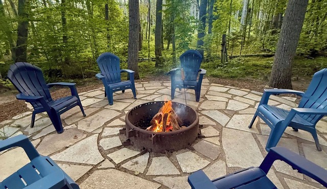 Wooded cottage w/large screened porch & fire pit. Comfort and Nature combined.