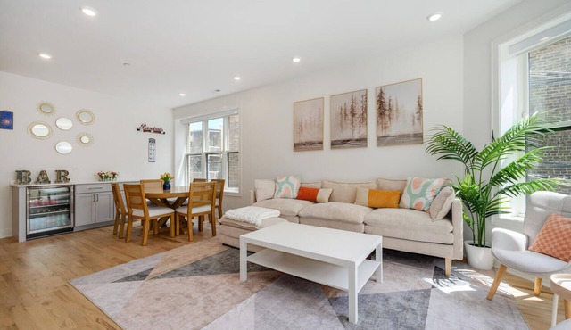 Wrigleyville 4BR 1-Min Walk to Wrigley Field & CTA Garage Sleeps 8