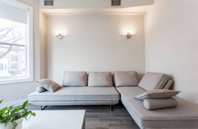 Contemporary 2BR Flat Right Next to Wrigley Field & Transit ❤️ Cubs!