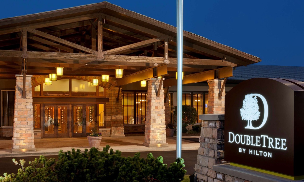 Mundelein Hotel | DoubleTree by Hilton Libertyville-Mundelein