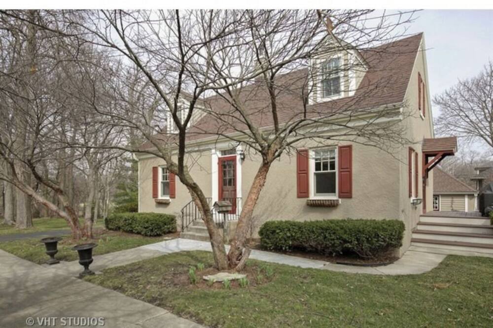 St. Charles House | Historic home steps from downtown St. Charles & Pet Friendly!