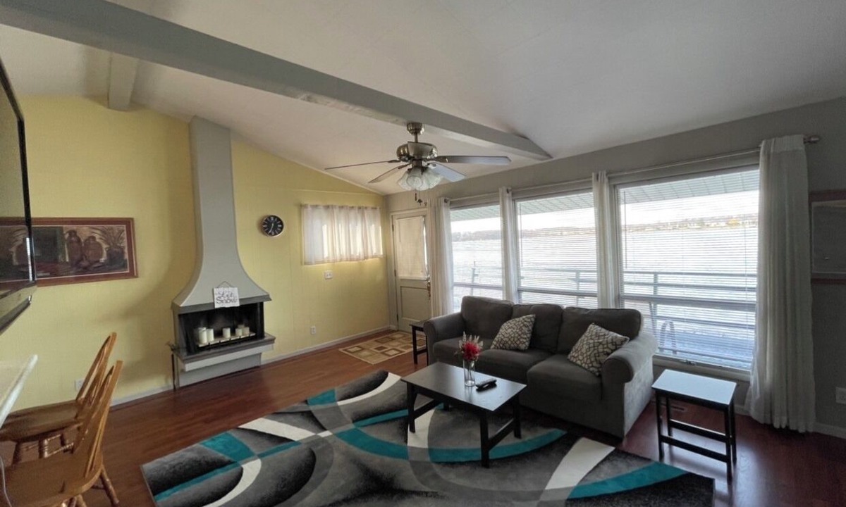 East Moline Apartment | Island House On Mississippi River