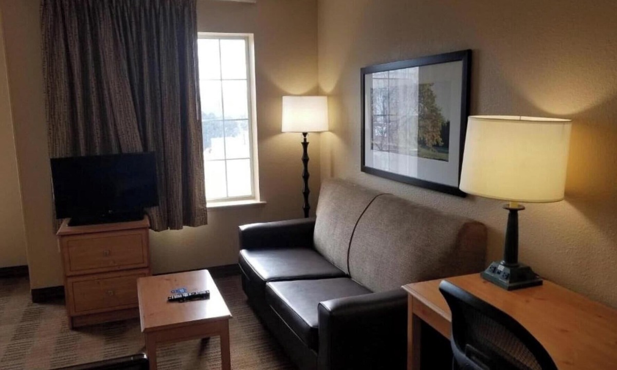 Brookfield Apartment | 2 Queen Beds | Mobil Access Tub Nsmk Kitchen