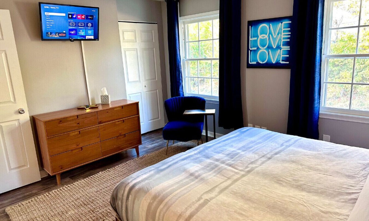 Yorkville Apartment | 2BR Downtown Yorkville Apt by Fox River