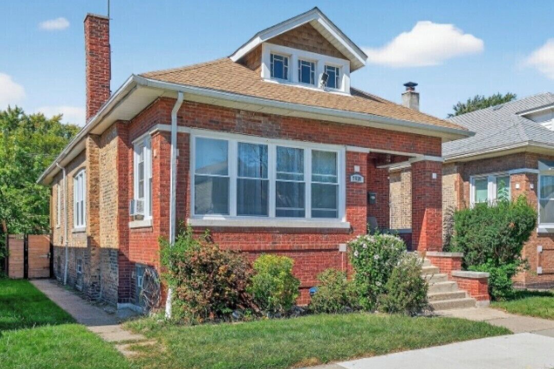 Greater Grand Crossing House | 3-bedroom bungalow in just 15 min south of Chicago Downtown, and Obama Center