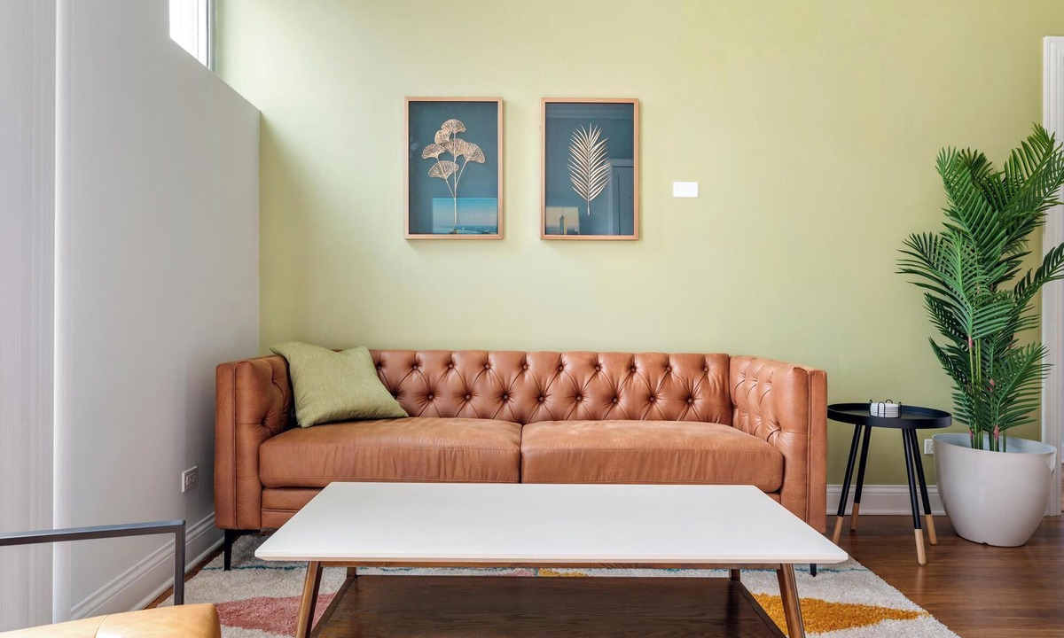 Near West Side Apartment | Gym | Garage Parking | Balcony | Sleeps 6