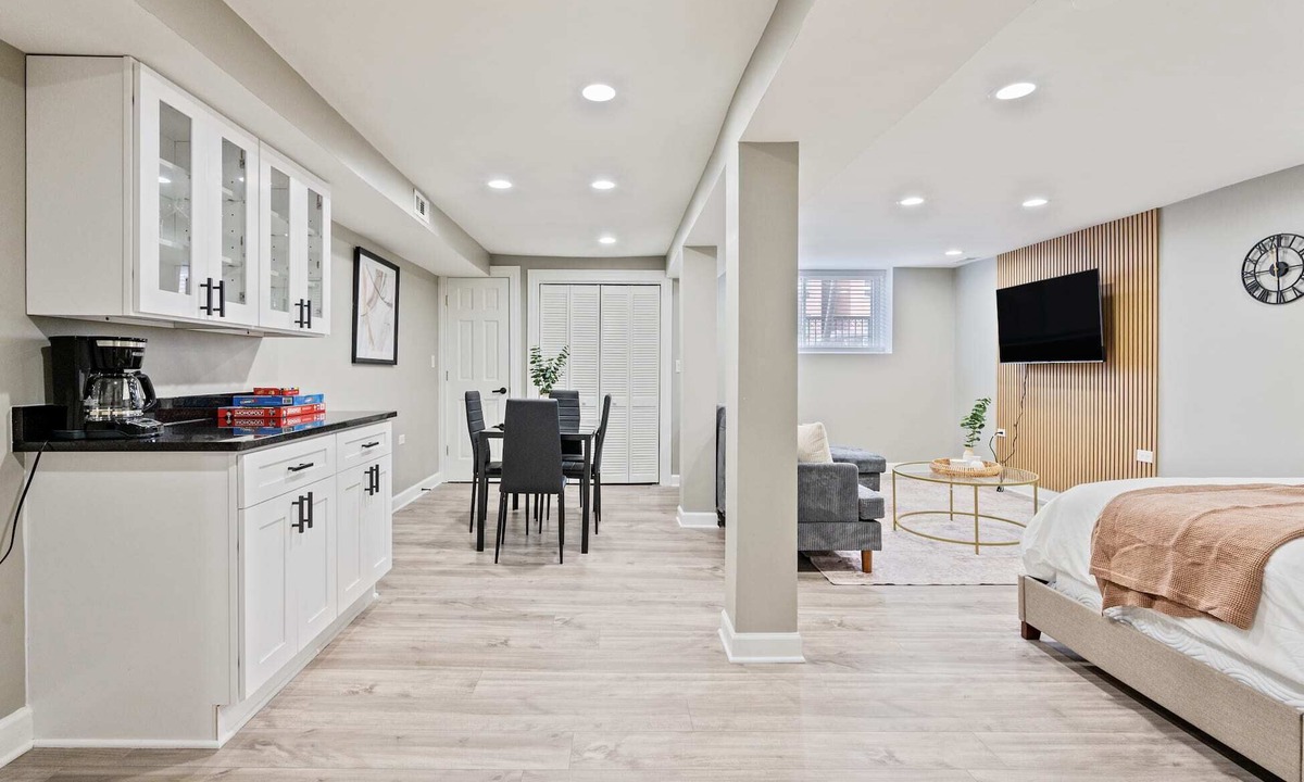 Lincoln Park Apartment | New Garden Studio near Wrigley/DePaul/Dwtn