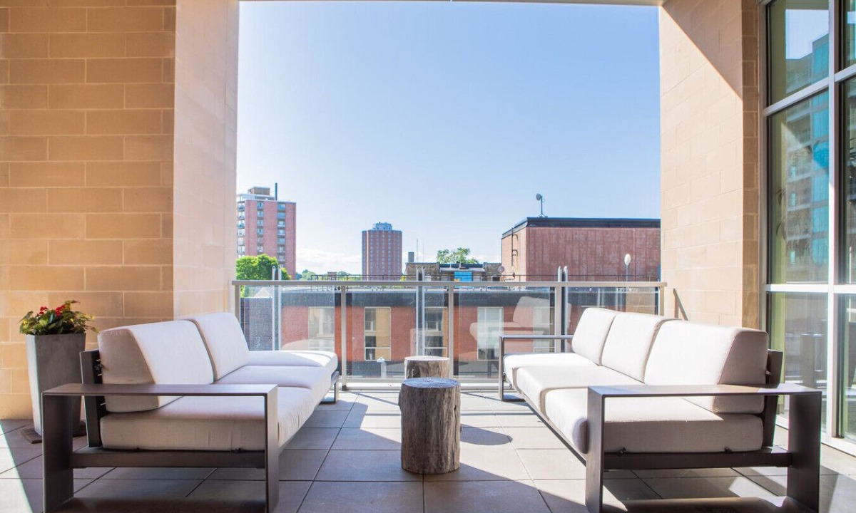 Lower East Side Apartment | Luxury Studio Apt Near Brady St with Balcony and Lake View