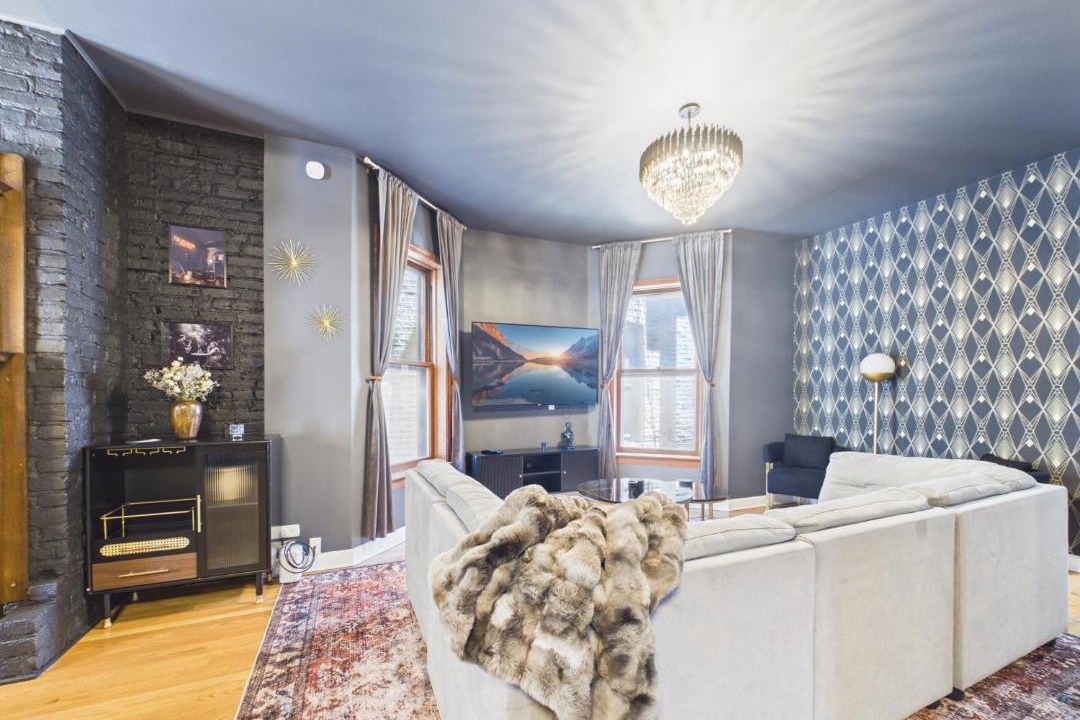 Wrigleyville Apartment | The Dakin Estate 4BR Art Deco Speakeasy Duplex