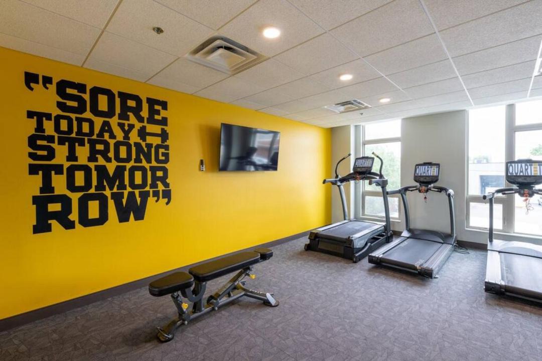 Fifth Ward Apartment | Walker's Point Apt with Gym and Balcony - Sleeps 4-5