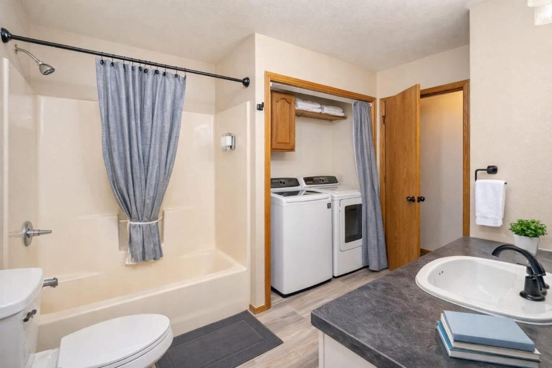 Appleton House | East Side 3 Br 2 full bath King Bed