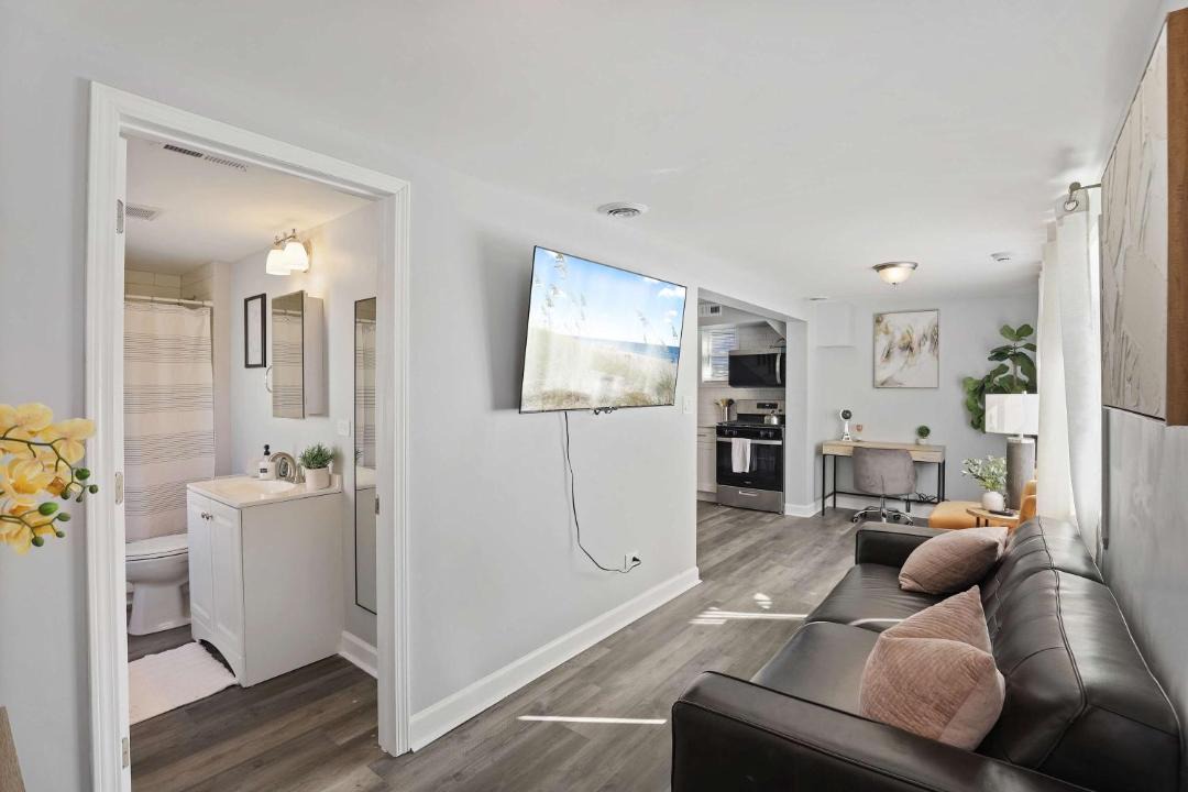 Russell House | Modern 4BD 2BA Home Near Downtown Metra