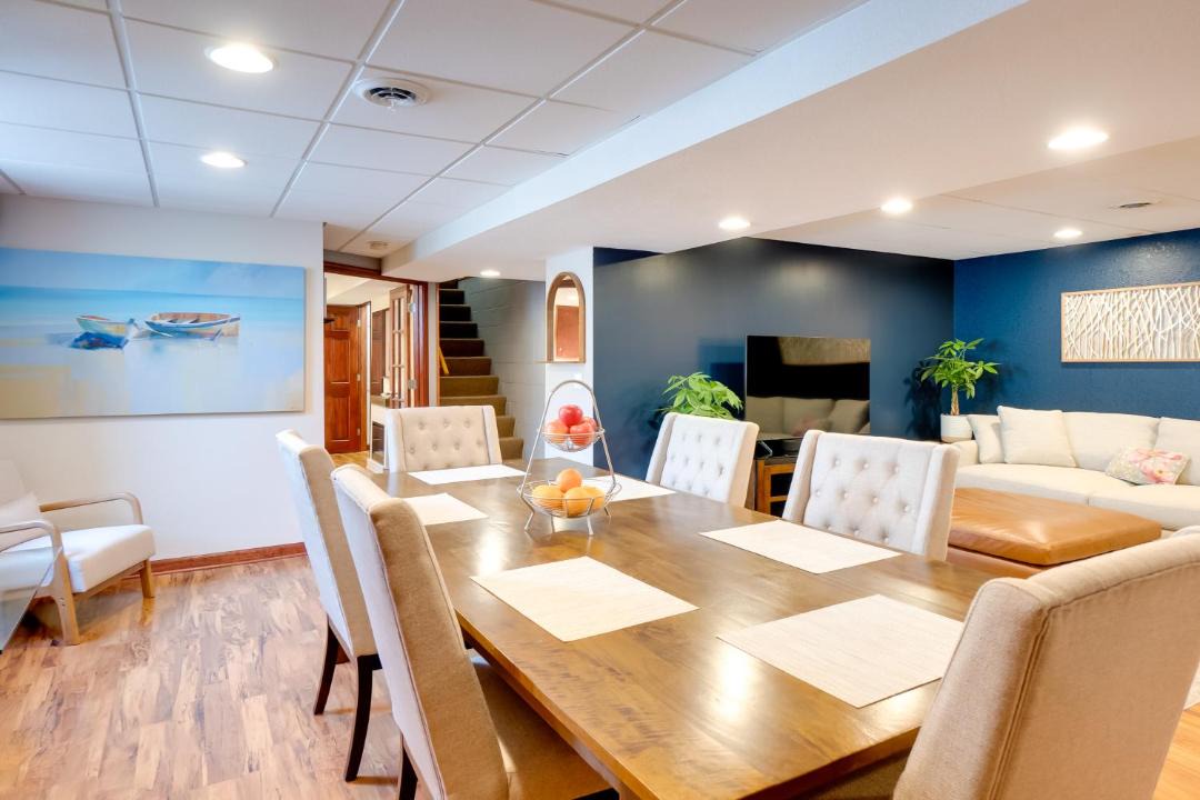 Milwaukee Apartment | Cozy Milwaukee Apartment w/Deck, 2 Mi to Airport!